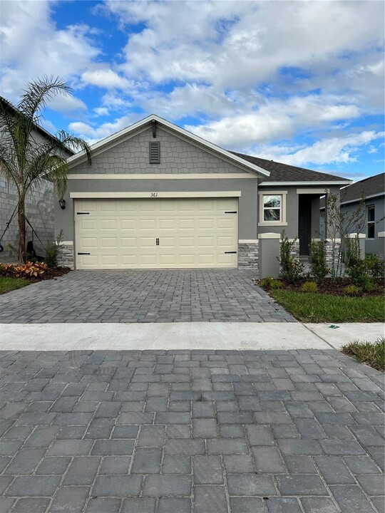 361 Caryota Ct in New Smyrna Beach, FL - Building Photo