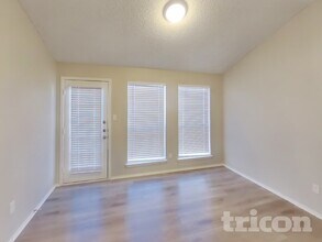 327 Moss Hill Dr in Arlington, TX - Foto de edificio - Building Photo