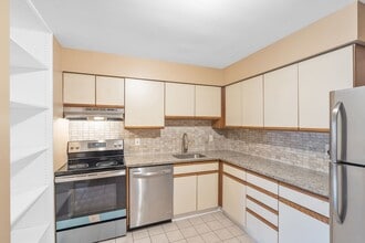 2 Avon Dr E in East Windsor, NJ - Building Photo - Building Photo