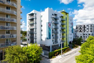 627-Vista Del Rio in Miami, FL - Building Photo