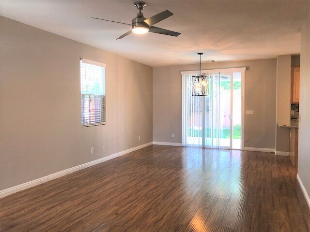 10592 Calico Pines Ave in Las Vegas, NV - Building Photo - Building Photo
