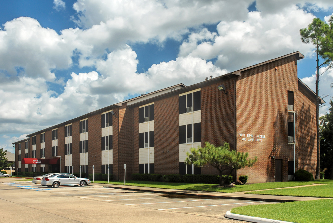 Fort Bend Gardens in Rosenberg, TX - Building Photo