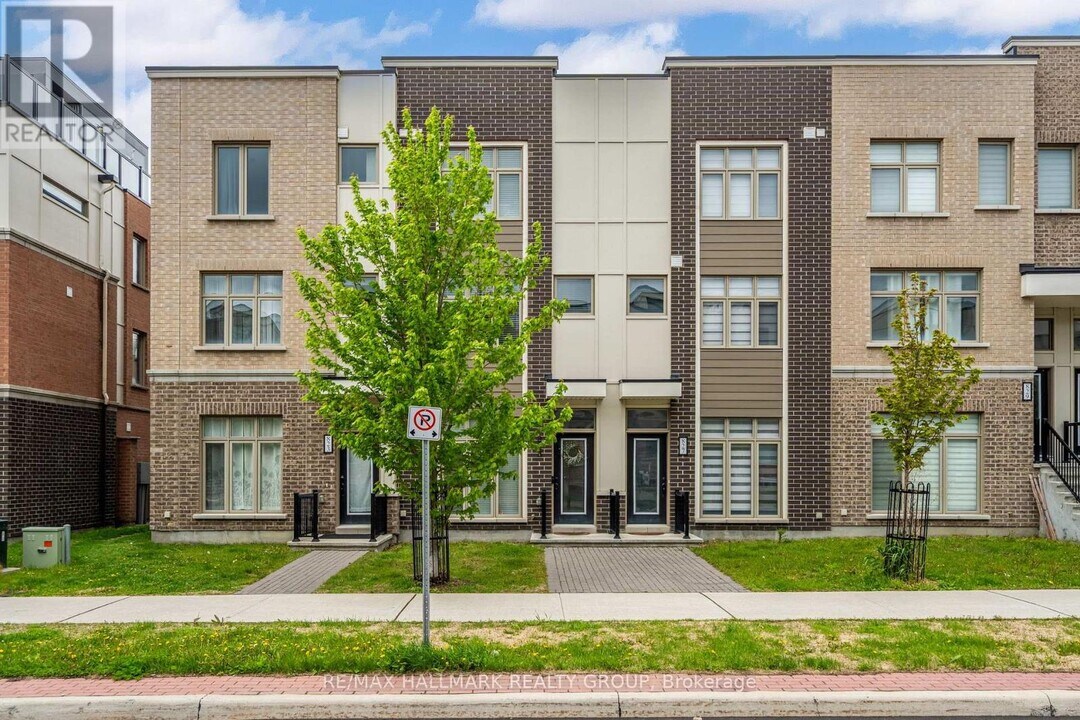 825 Mikinak Rd in Ottawa, ON - Building Photo