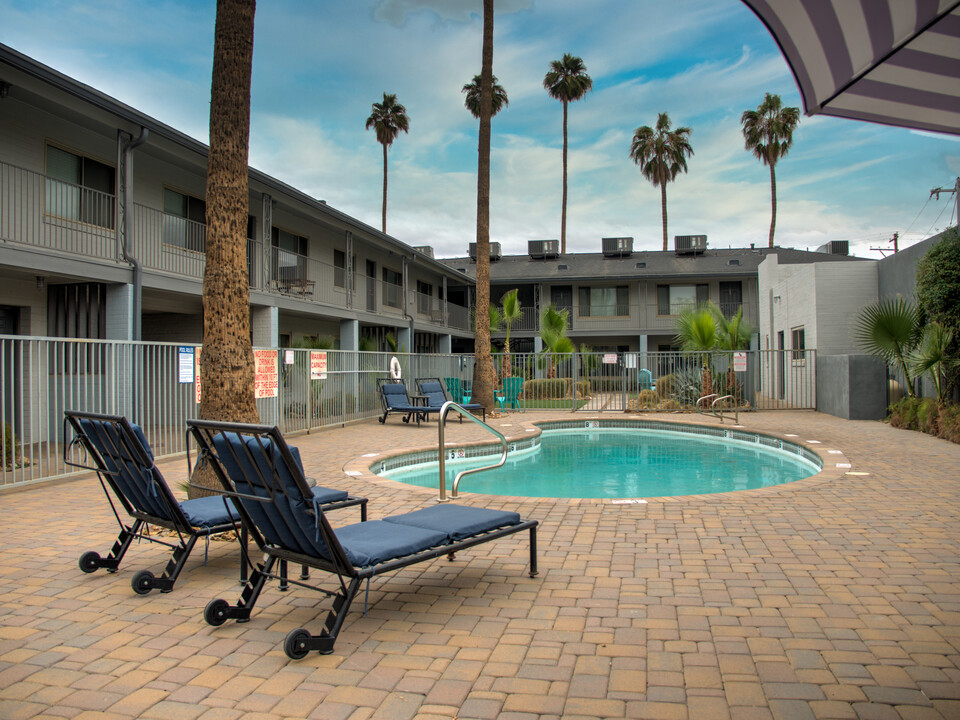 Coronado Flats in Phoenix, AZ - Building Photo