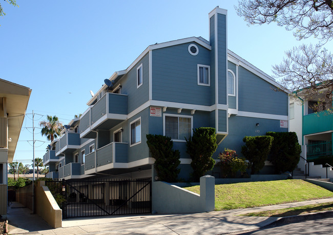 123 W 64th Pl in Inglewood, CA - Foto de edificio - Building Photo
