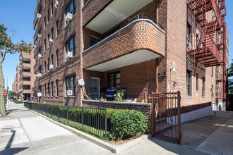 99-12 65th Ave in Rego Park, NY - Building Photo - Building Photo