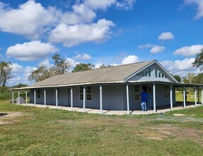 21910 Rycade School Rd in Damon, TX - Building Photo - Building Photo