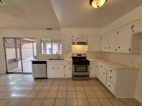 37829 27th St E in Palmdale, CA - Building Photo - Building Photo
