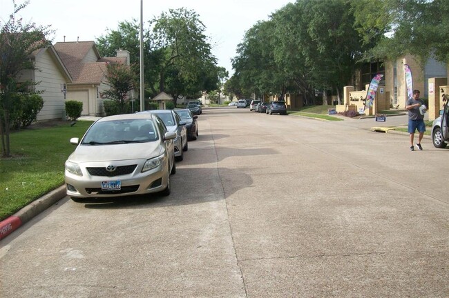 3252 Windchase Blvd in Houston, TX - Foto de edificio - Building Photo