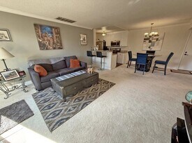 5000 Whitsett Ave in Los Angeles, CA - Building Photo