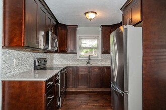 2331 Robin Ln SE in Smyrna, GA - Building Photo - Building Photo
