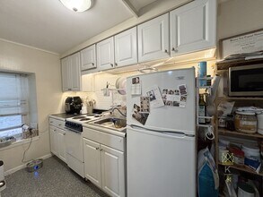 1477 Beacon St, Unit 109 in Brookline, MA - Foto de edificio - Building Photo