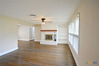 671 W Merriweather St in New Braunfels, TX - Building Photo - Building Photo