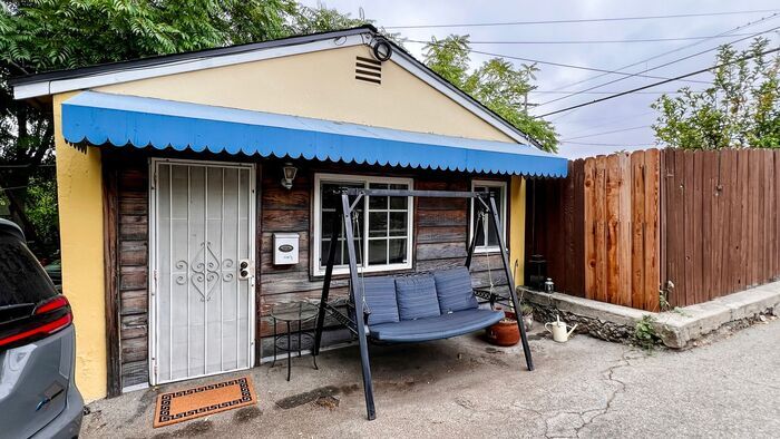 7158 1/2 Apperson St in Los Angeles, CA - Building Photo