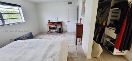 1605 Meridian Ave in Miami Beach, FL - Foto de edificio - Building Photo