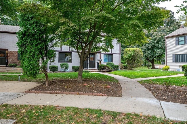32 Kate Ln in Metuchen, NJ - Building Photo - Building Photo