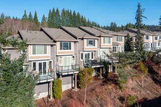 Peregrine Point Townhouse Condominium in Issaquah, WA - Foto de edificio - Building Photo