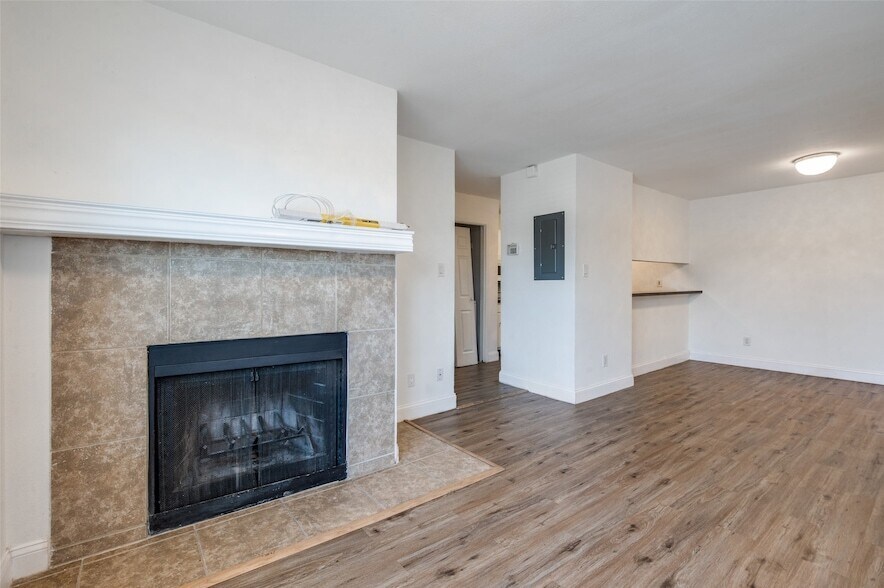 2200 E Trinity Mls Rd, Unit 206 in Carrollton, TX - Building Photo