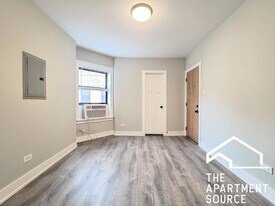 437 W Belden Ave, Unit B206 in Chicago, IL - Building Photo
