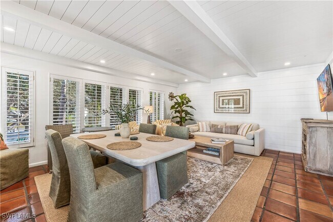 282 4th St S in Naples, FL - Foto de edificio - Building Photo