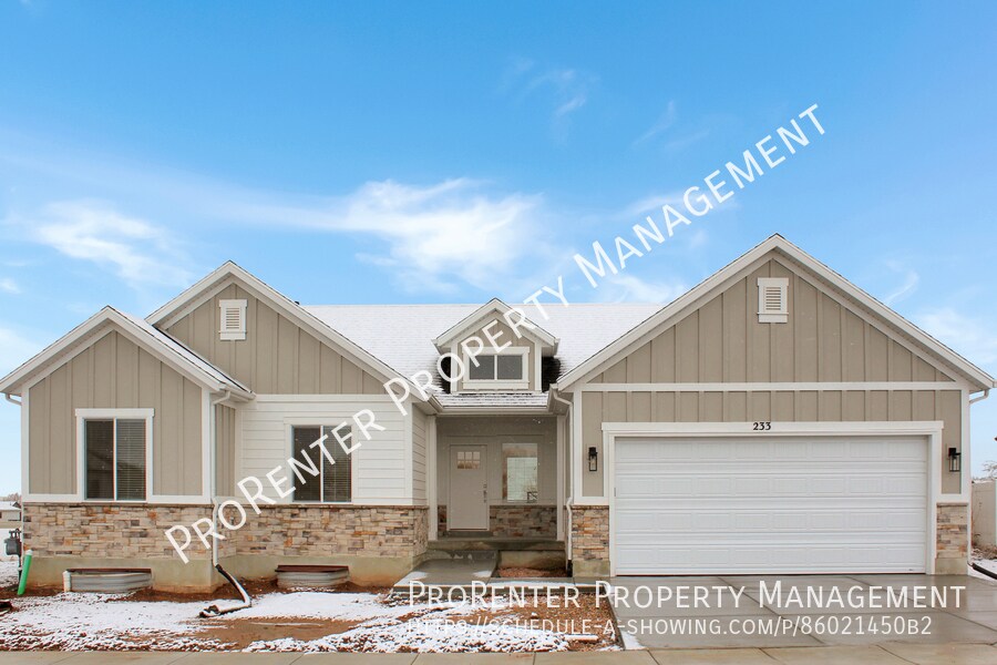 233 Clair Pl in Clearfield, UT - Building Photo