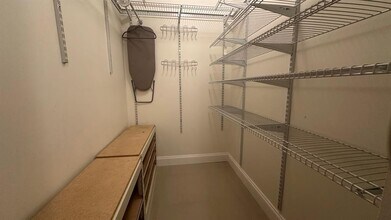 227 Lakeview Dr in Weston, FL - Building Photo - Building Photo