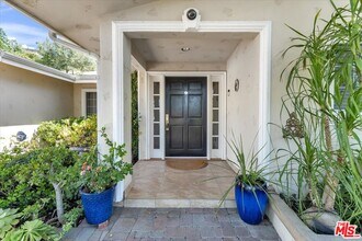 23264 Calvert St in Los Angeles, CA - Building Photo - Building Photo