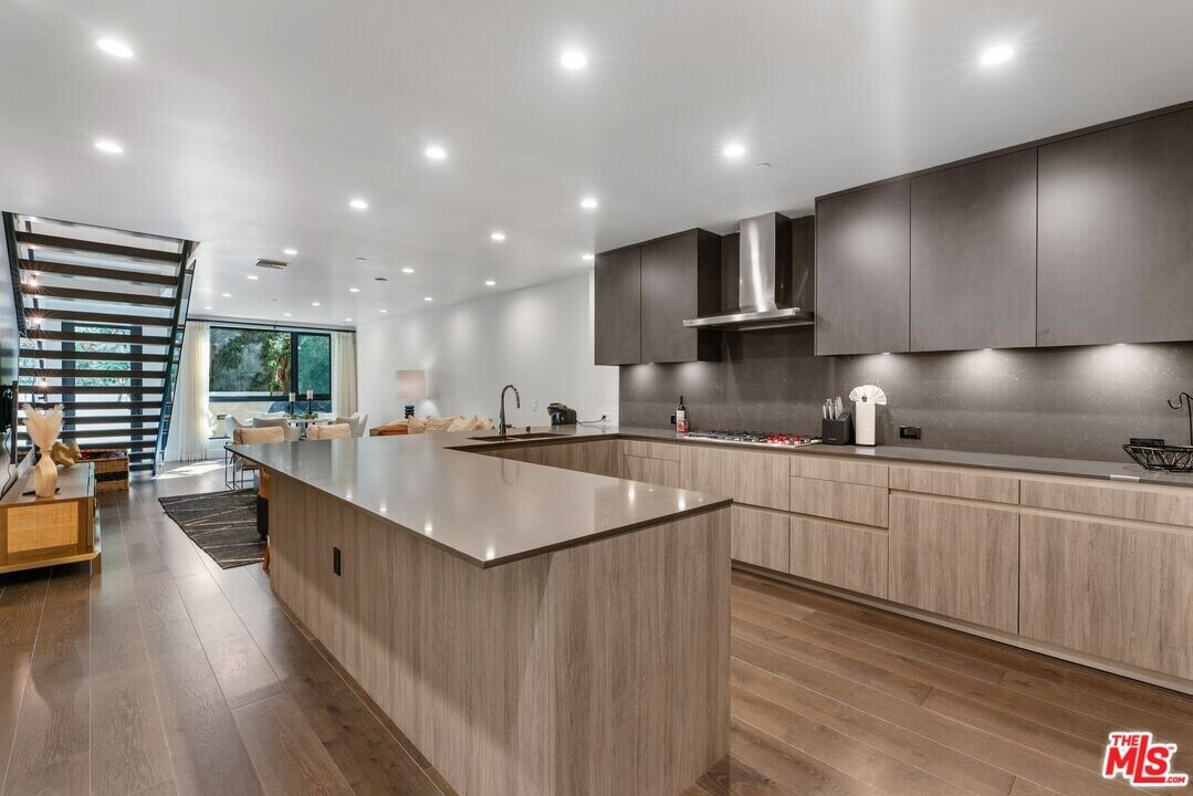 724 Croft Ave in Los Angeles, CA - Building Photo