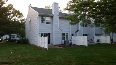 15 Tall Oaks Ct in Sayreville, NJ - Building Photo - Building Photo