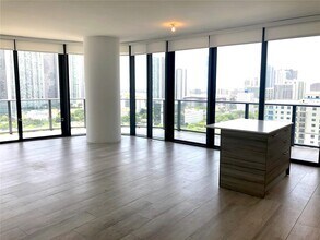 121 NE 34th St, Unit 1804 in Miami, FL - Building Photo - Building Photo