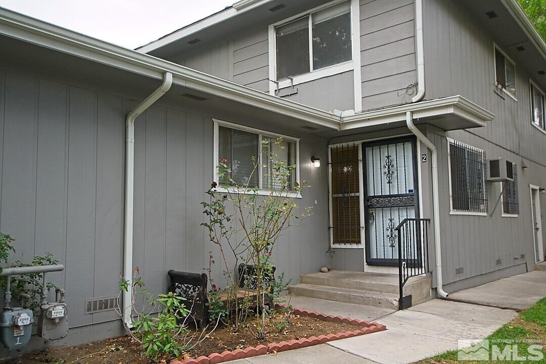 693 Pine Meadows Dr in Sparks, NV - Building Photo