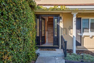 743 Shawnee Ln in San Jose, CA - Foto de edificio - Building Photo