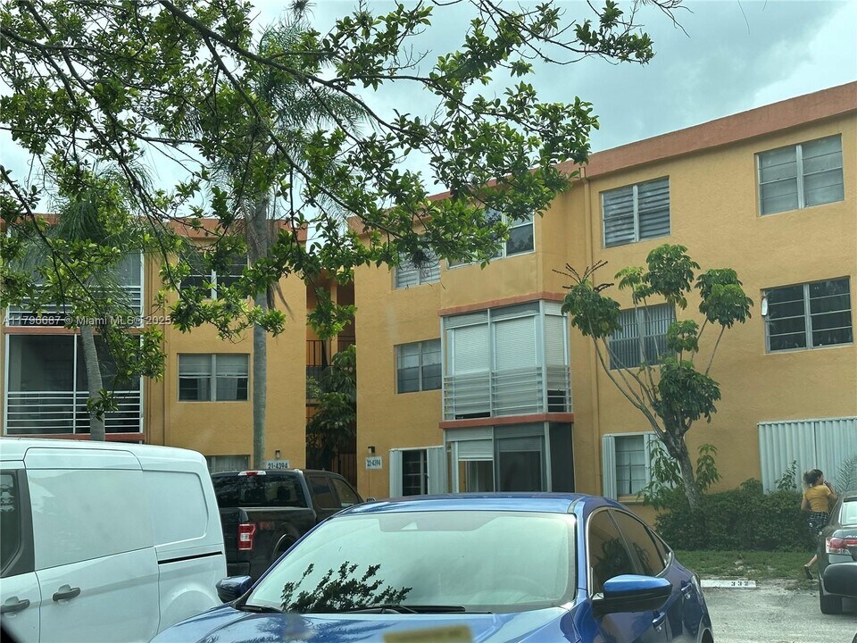 4394 NW 9th Ave in Pompano Beach, FL - Building Photo