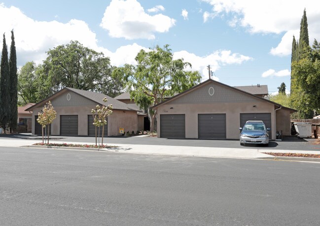 744 Woodworth Ave in Clovis, CA - Foto de edificio - Building Photo