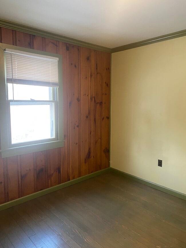 576 Otterhole Rd in West Milford, NJ - Building Photo - Building Photo