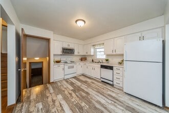 8416 Airline Ave in Urbandale, IA - Building Photo - Building Photo