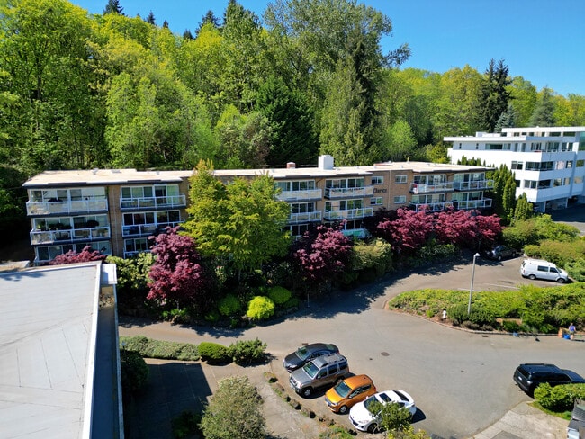 2811 75th Pl SE, Unit #402 in Mercer Island, WA - Building Photo - Building Photo