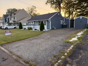 37 Crescent Rd in Edison, NJ - Foto de edificio - Building Photo