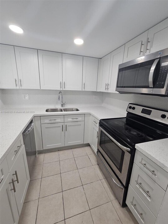8045 NW 7th St in Miami, FL - Building Photo