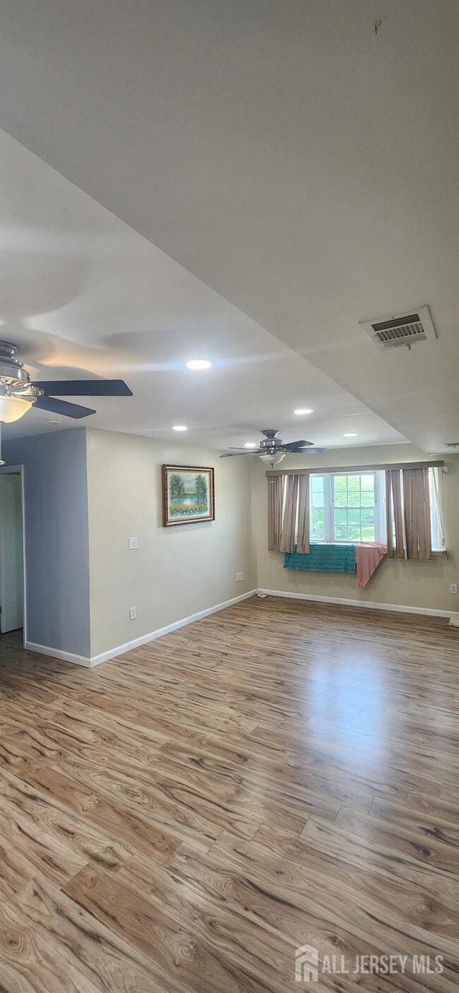 420 College Dr in Edison, NJ - Building Photo - Building Photo