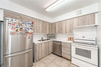 1512 Pilgrims Way in Oakville, ON - Building Photo - Building Photo