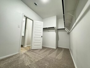 3300 Kingdom Dr in Denton, TX - Foto de edificio - Building Photo