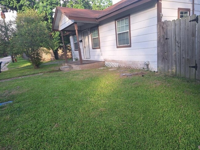 508 Teague St in Navasota, TX - Building Photo - Building Photo