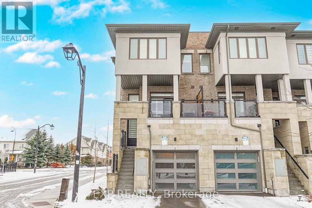 1 Shawfield Way in Whitby, ON - Building Photo