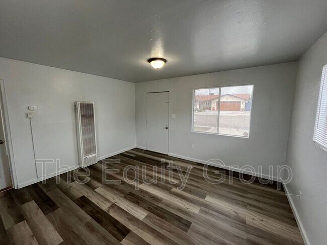 381 E Garden Ave in Porterville, CA - Building Photo - Building Photo