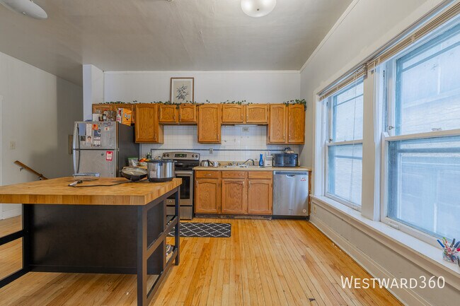 531 W Roscoe St