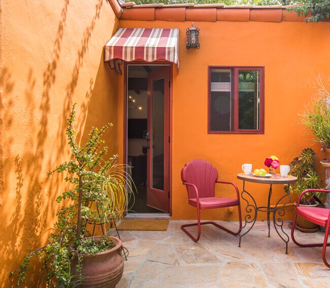 10516 Ilona Ave in Los Angeles, CA - Building Photo - Building Photo