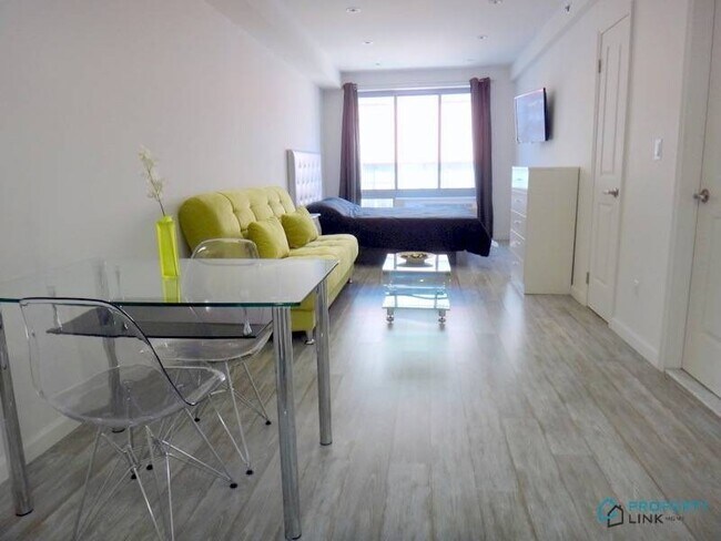 521 W 48th St in New York, NY - Building Photo - Building Photo