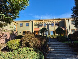 2105 SE Caruthers St in Portland, OR - Building Photo