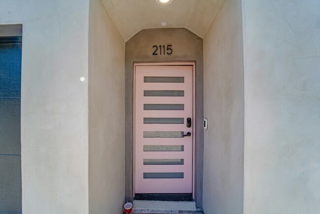 2115 Holly Dr in Los Angeles, CA - Building Photo - Building Photo
